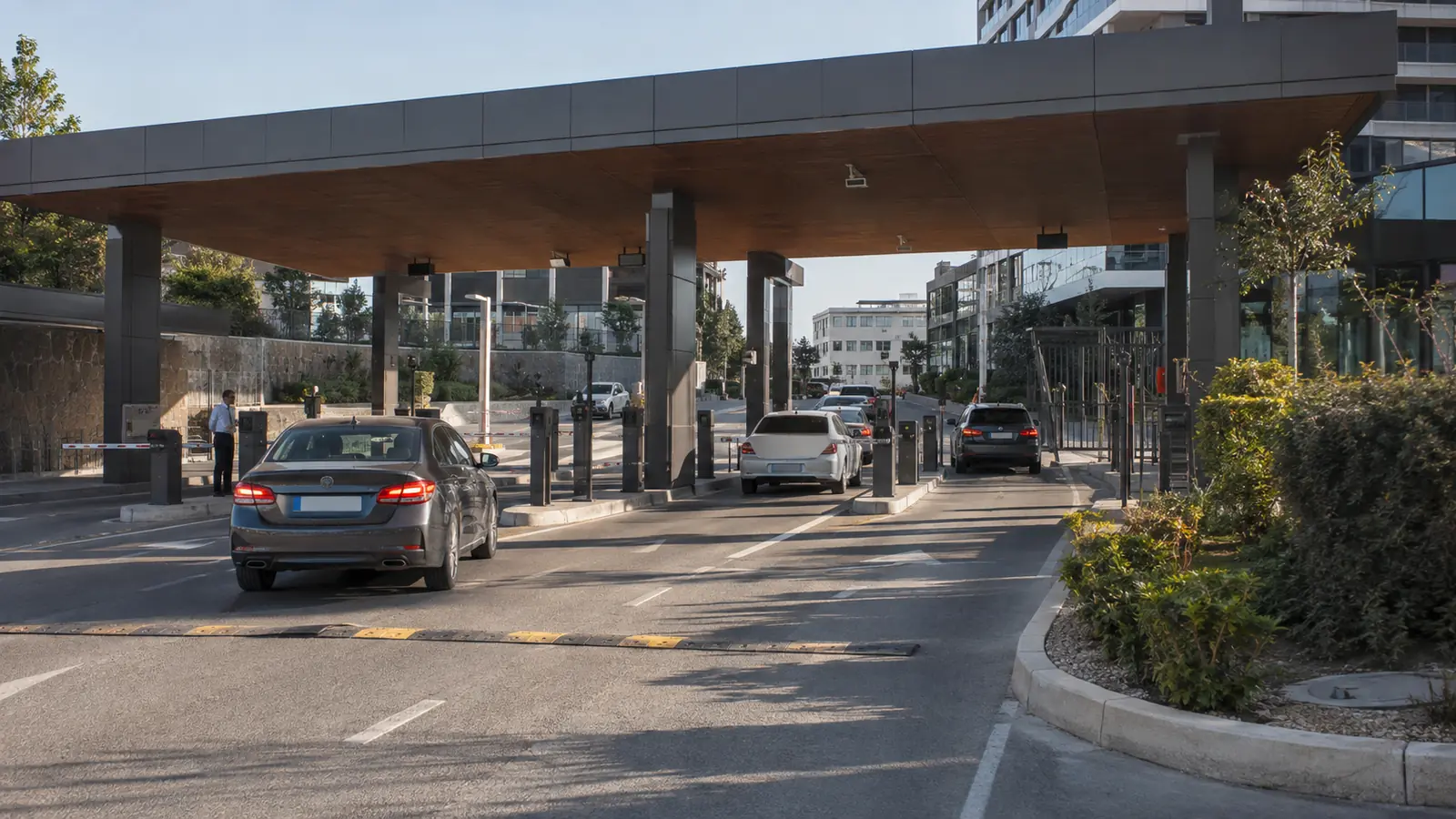Çok şeritli kampüs girişinde otomatik araç geçiş sistemi